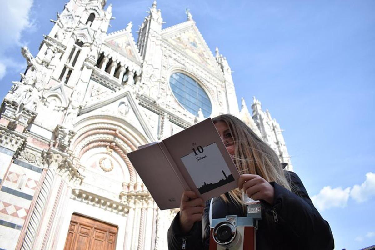 una donna che tiene in mano un libro davanti a una chiesa