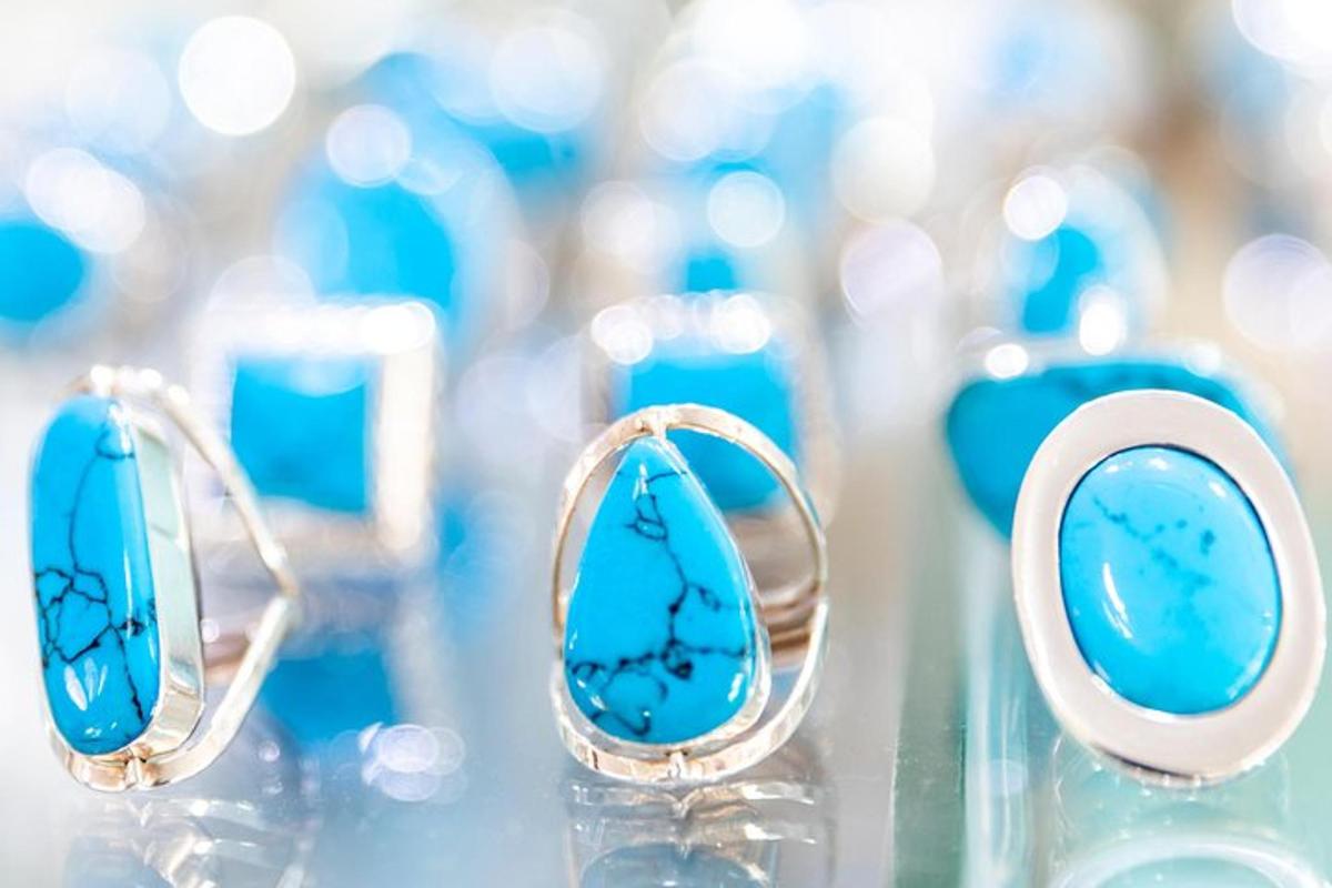isang pares ng engagement ring na nakaupo sa isang mesa