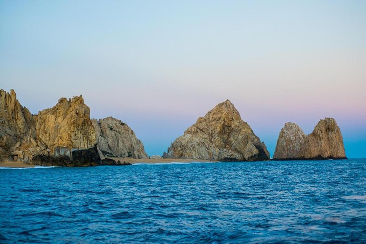 un grup de roci mari în ocean