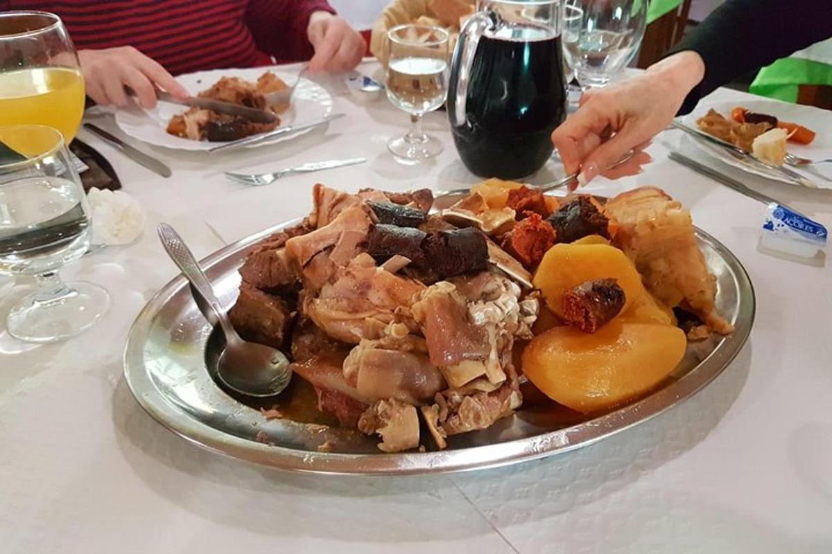 krožnik hrane na mizi s krožnikom hrane