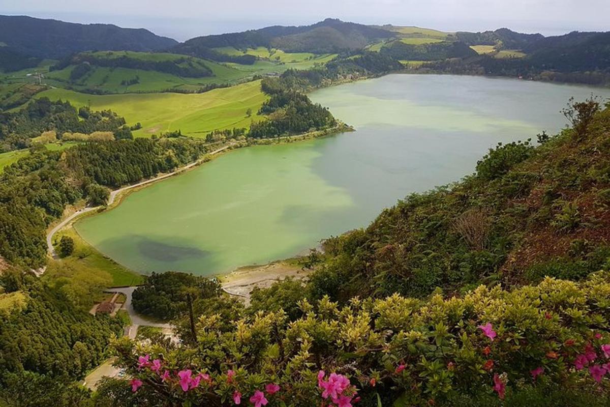 zračni pogled na veliko jezero na hribu