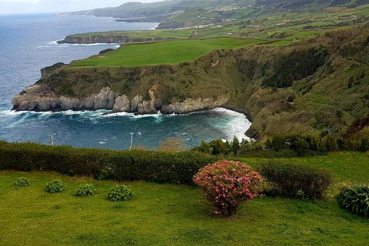 pogled na ocean s hriba s plažo