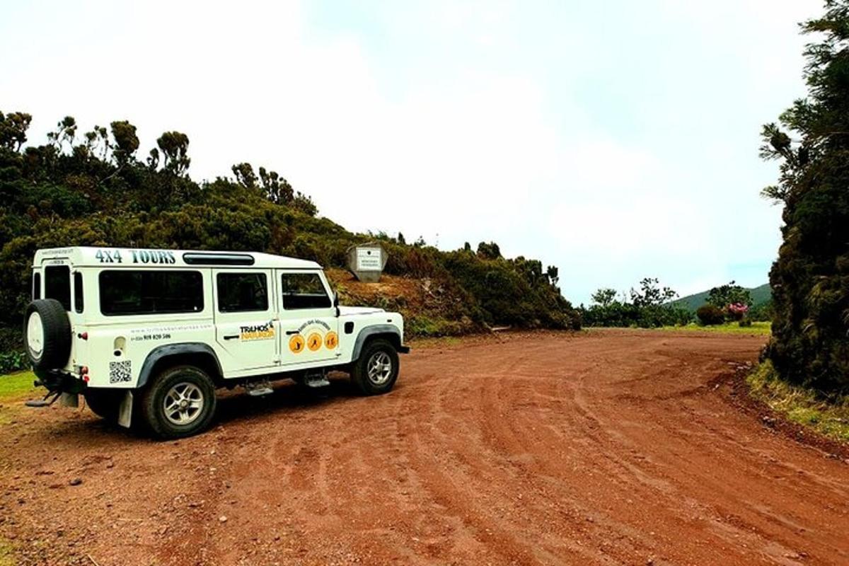 un jeep blanco estacionado en un camino de tierra