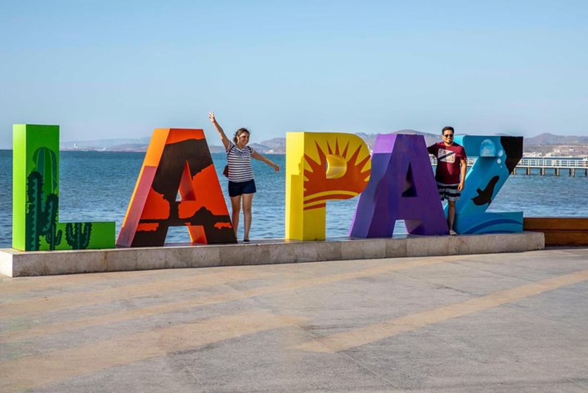 um grupo de pessoas em pé em frente a uma placa