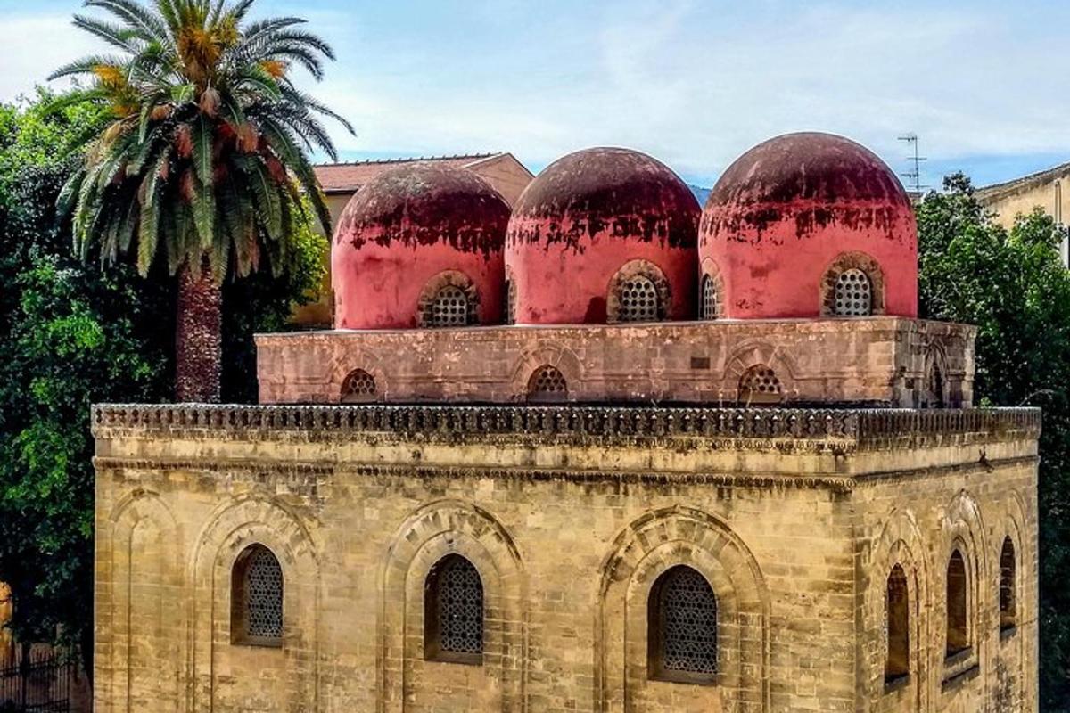 un edificio con tre cupole in cima