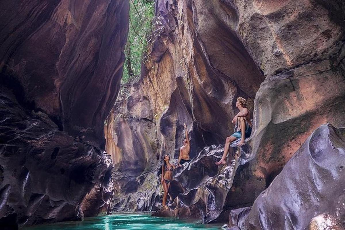 un dipinto di una donna seduta su una roccia in un fiume