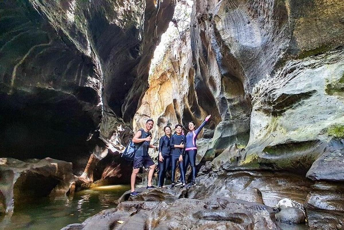 un grup de persones dretes sobre una roca al riu
