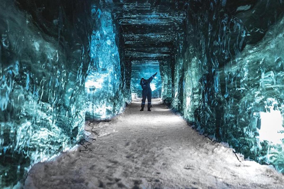 una persona està dreta en una cova de gel