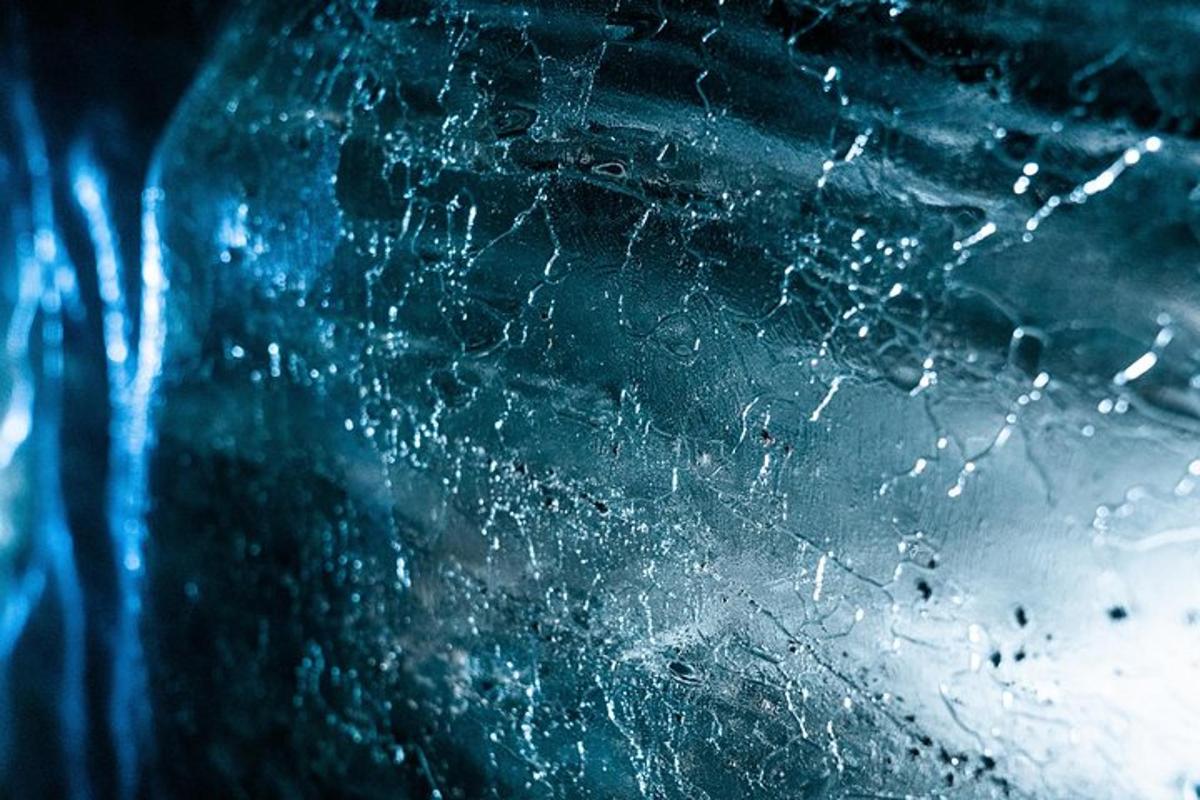крупни план стакленог прозора са водом на њему