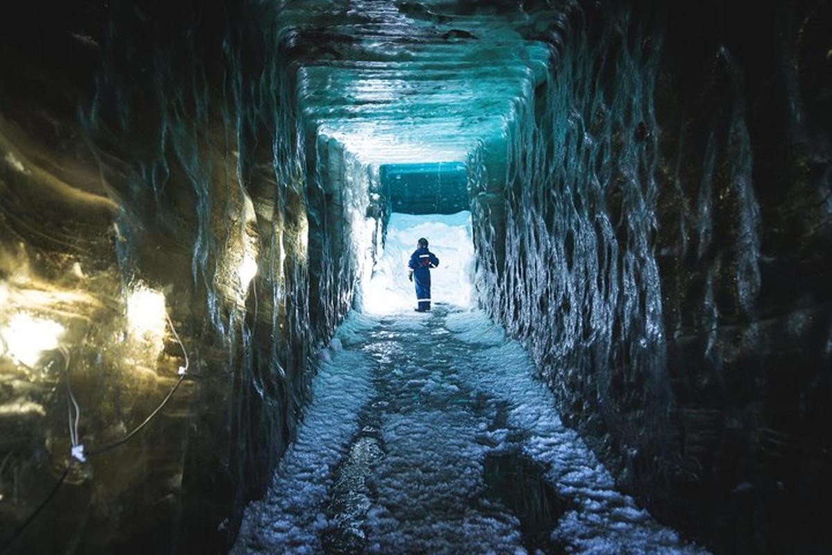 una persona està dreta en un túnel de gel a la nit