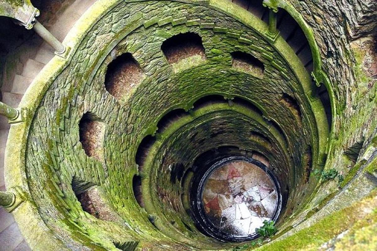 un vecchio tunnel con un cerchio al centro