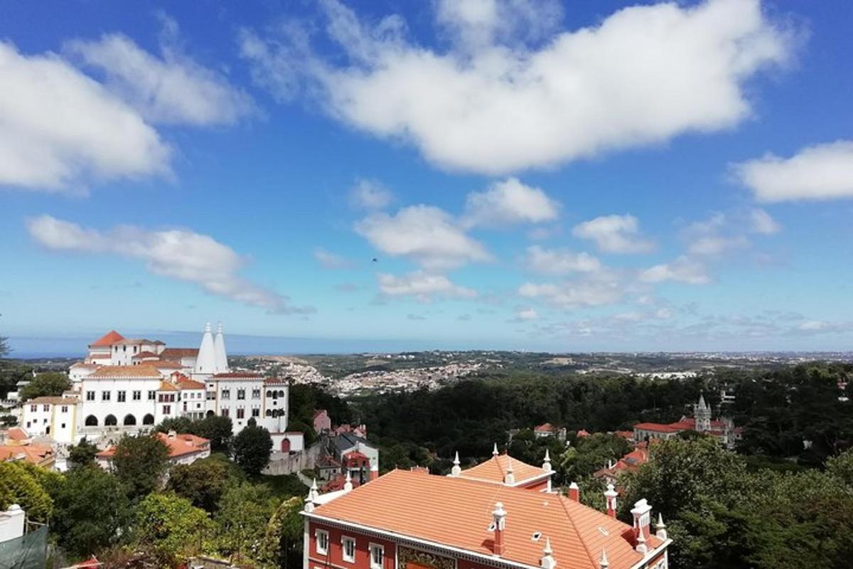 una vista di una città con edifici e cielo azzurro