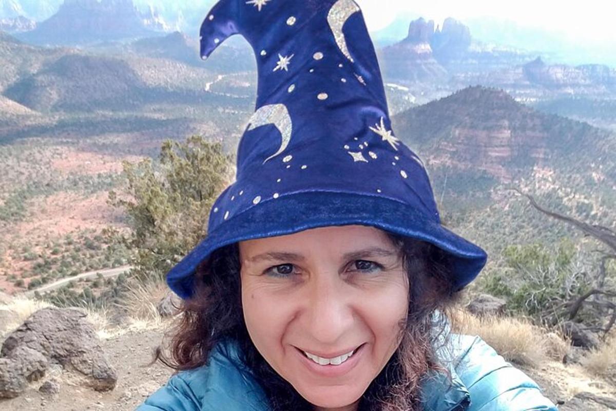 dívka s čarodějnickým kloboukem na vrcholu Grand Canyonu