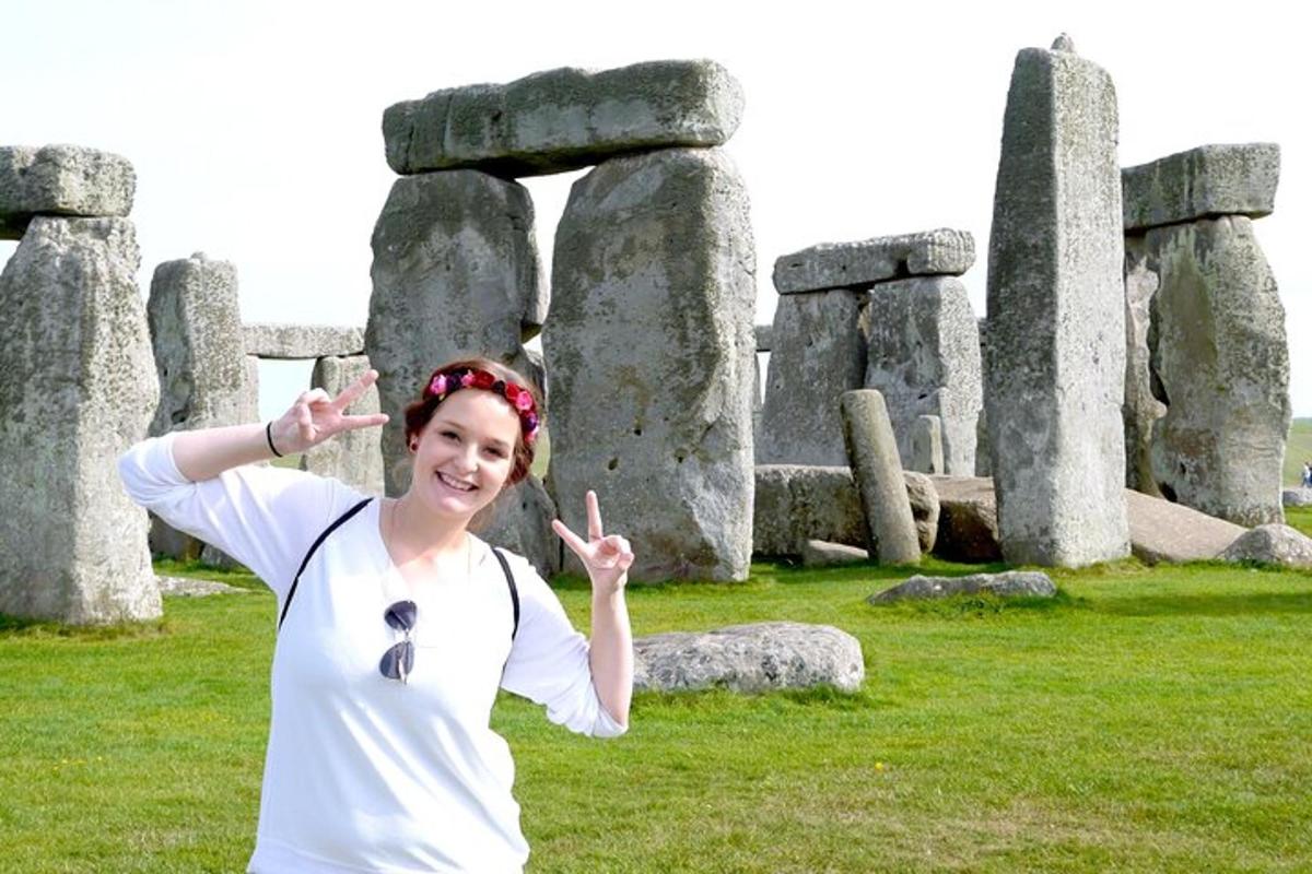 eine Frau steht vor einem Steindenkmal