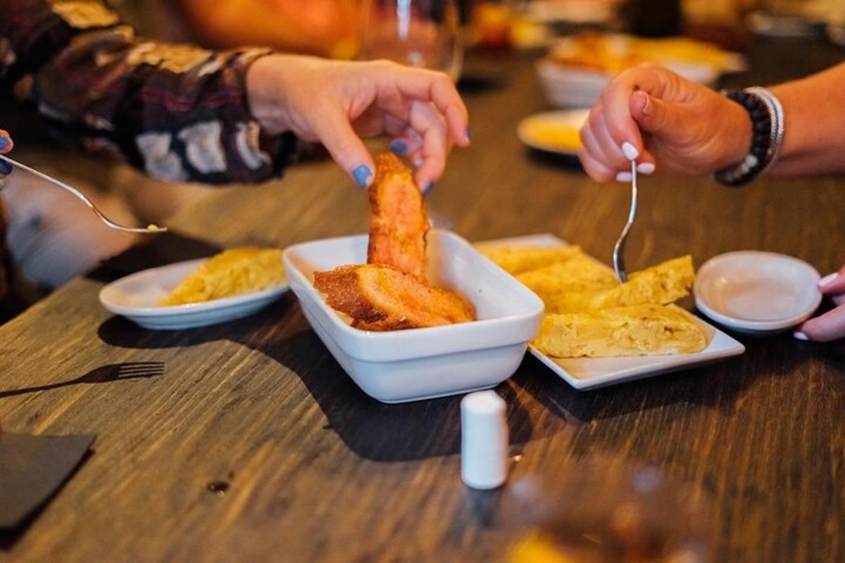 sekumpulan orang duduk di meja makan makanan