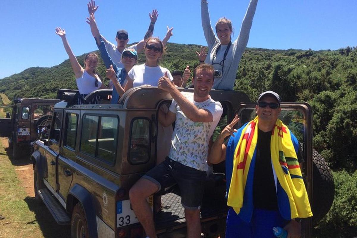 un grup de persones que viatjaven a la part posterior d'un jeep