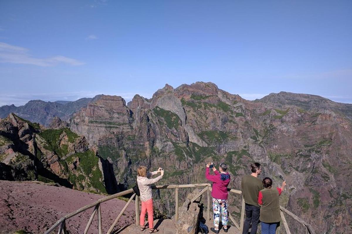 een groep mensen die foto's maakt van een berg