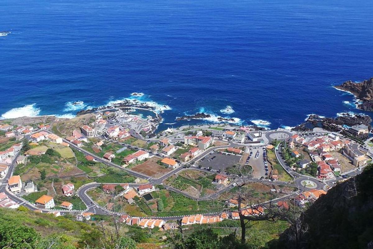 vista aèria d'una ciutat vora l'oceà