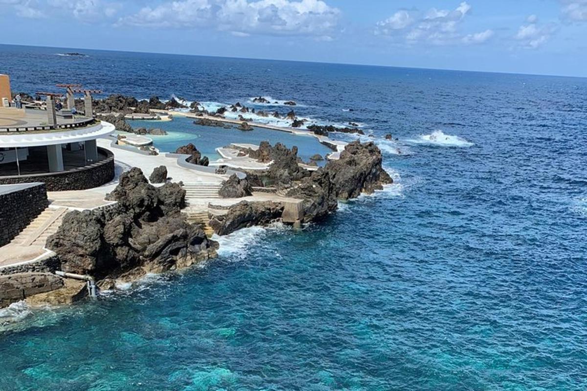 una piscina al mig de l'oceà
