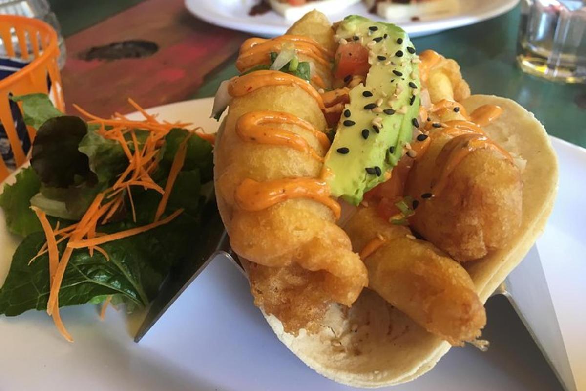 un panino con gamberi e un'insalata su un piatto