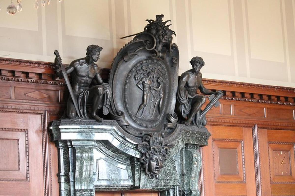 una statua di due uomini seduti in cima a un orologio