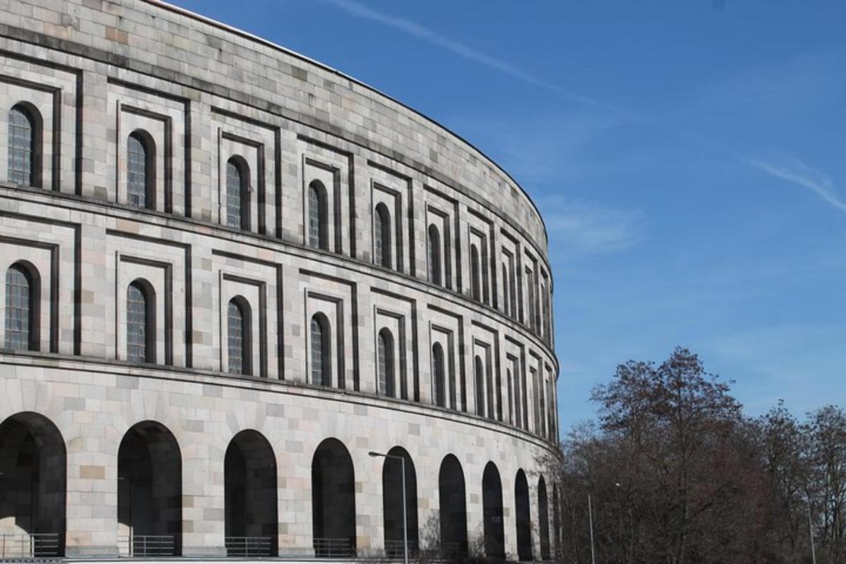 un grande edificio in pietra con archi sui lati