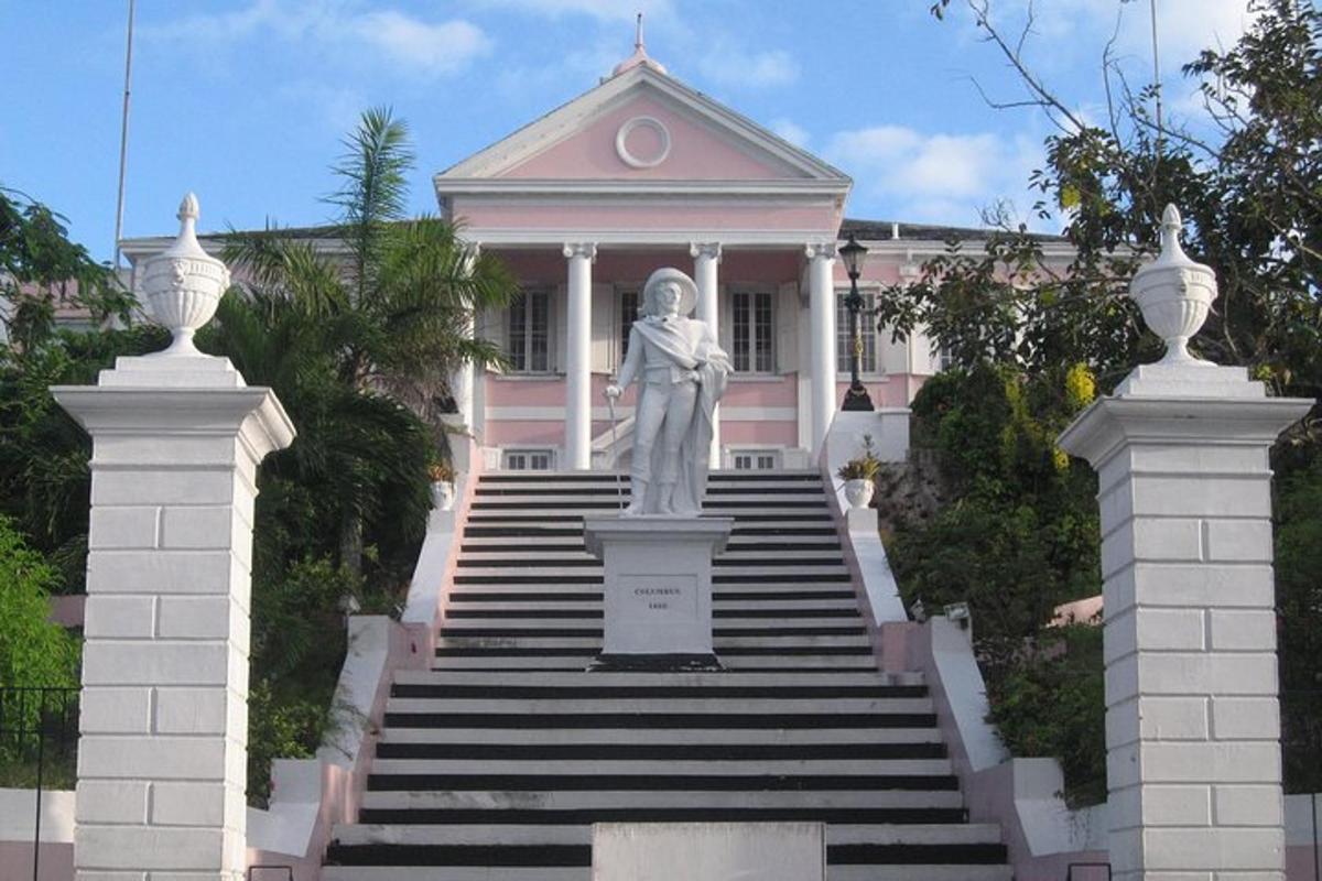 una statua di una donna davanti a un edificio rosa