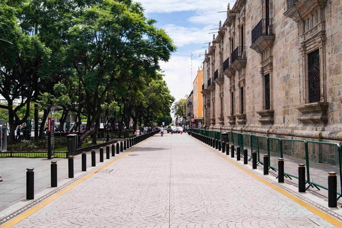 una strada vuota di fronte a un edificio