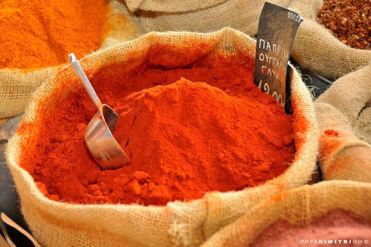 uma tigela de especiarias vermelhas com uma colher dentro