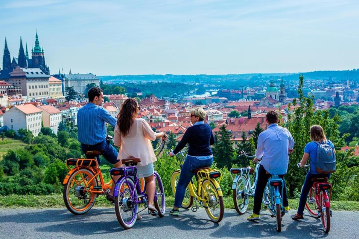 skupina lidí jedoucích na kolech na kopci