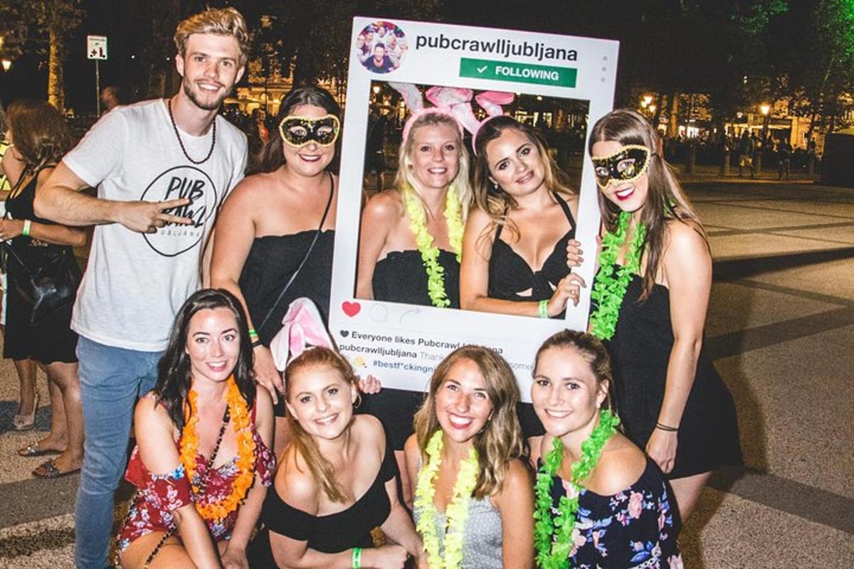 skupina lidí pózujících pro fotografii s cedulí