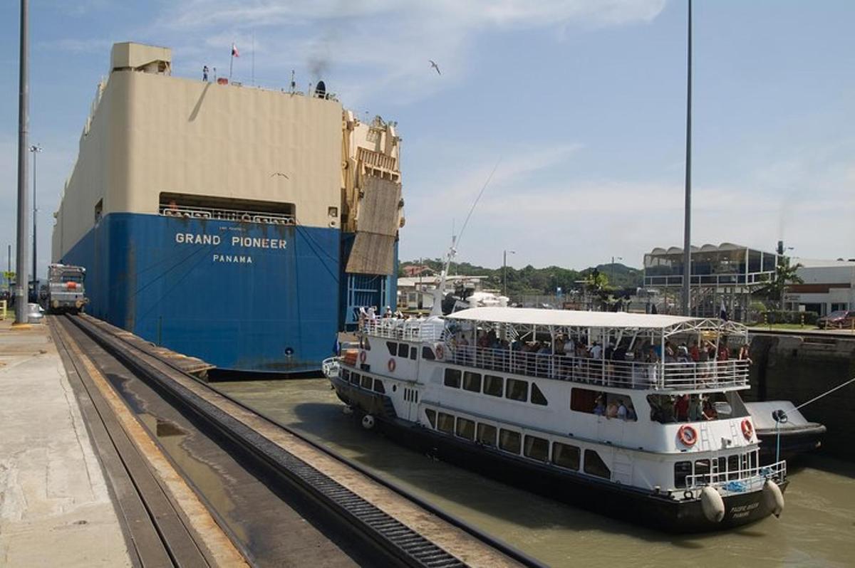 una nave da crociera è attraccata in acqua