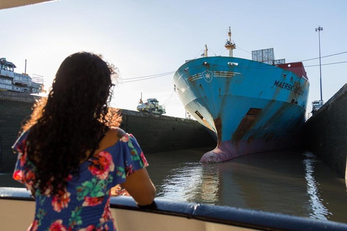 una donna sta guardando una barca in acqua