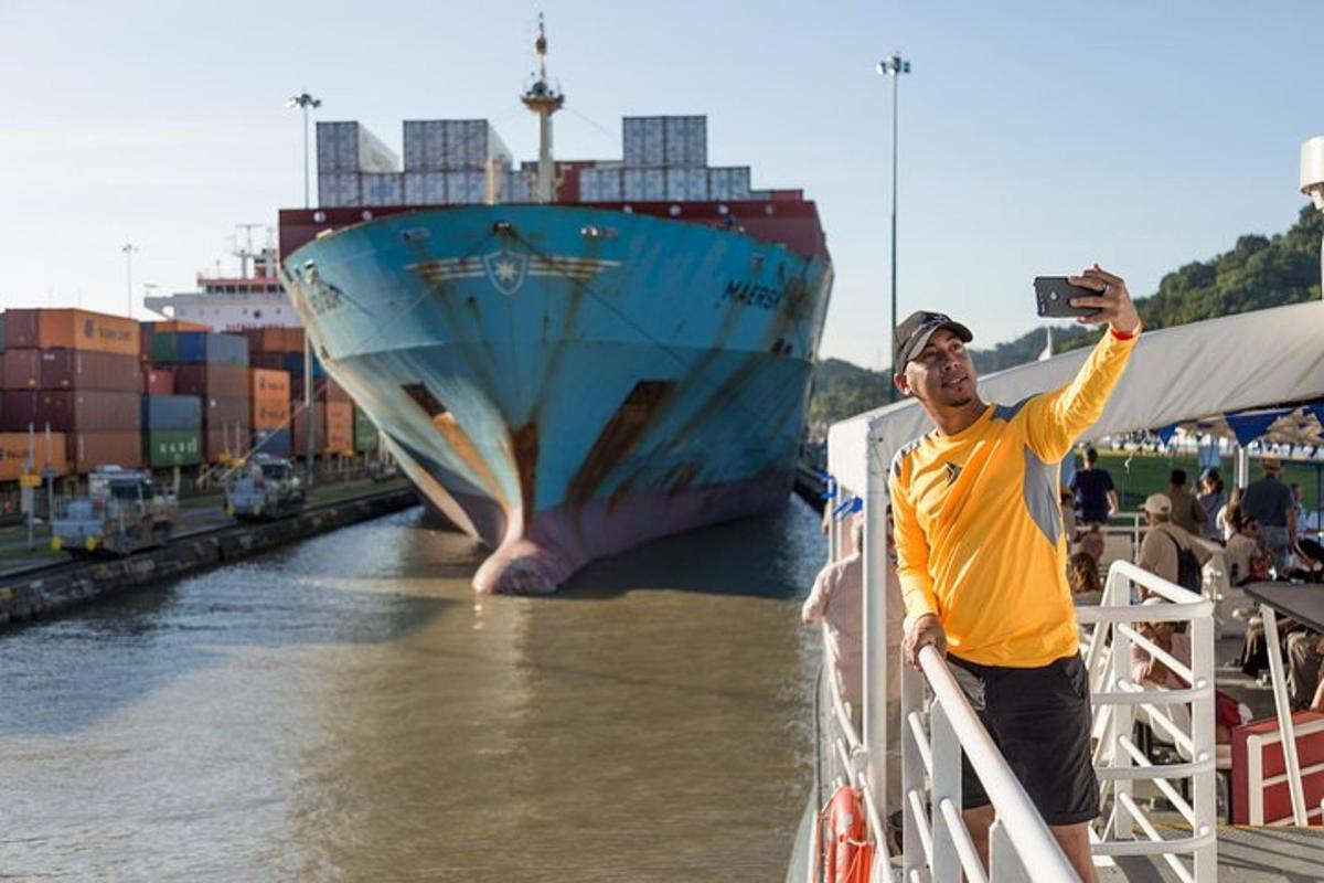 un uomo sta scattando una foto di una nave