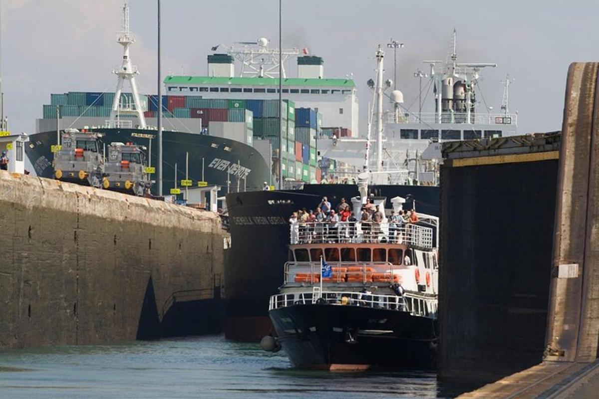 un gran vaixell està passant per un túnel