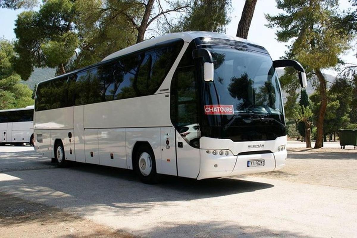 valge buss on pargitud parklasse