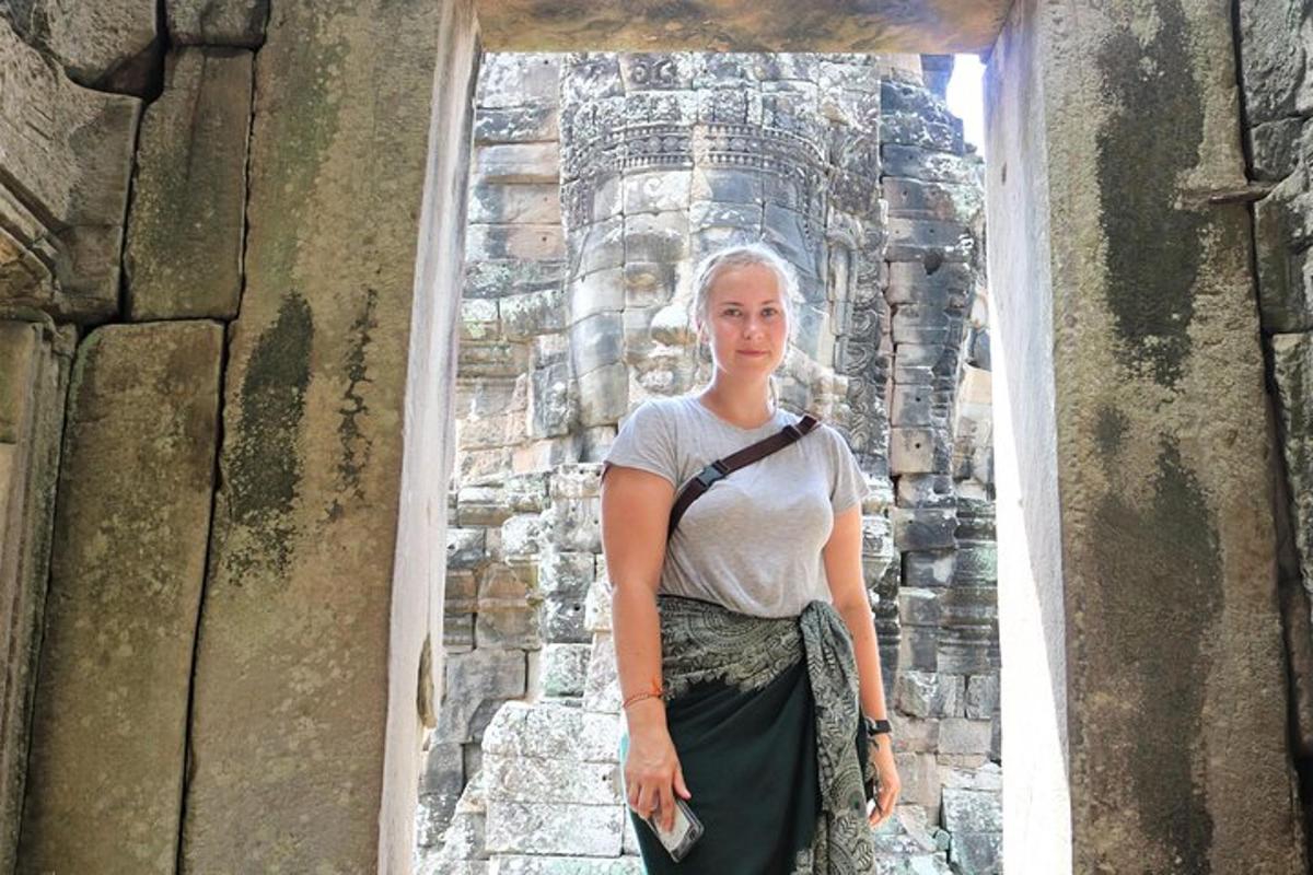 una donna in piedi davanti a un muro