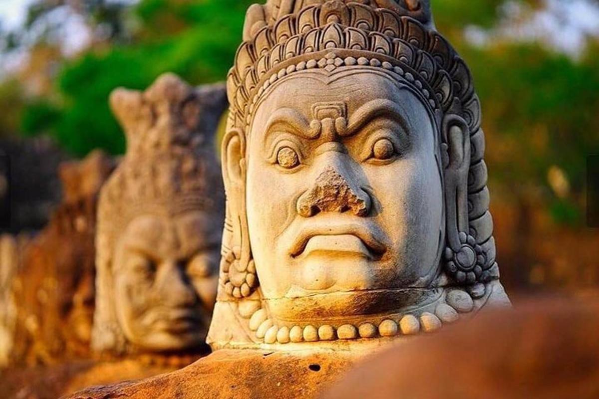 una statua con due volti in cima