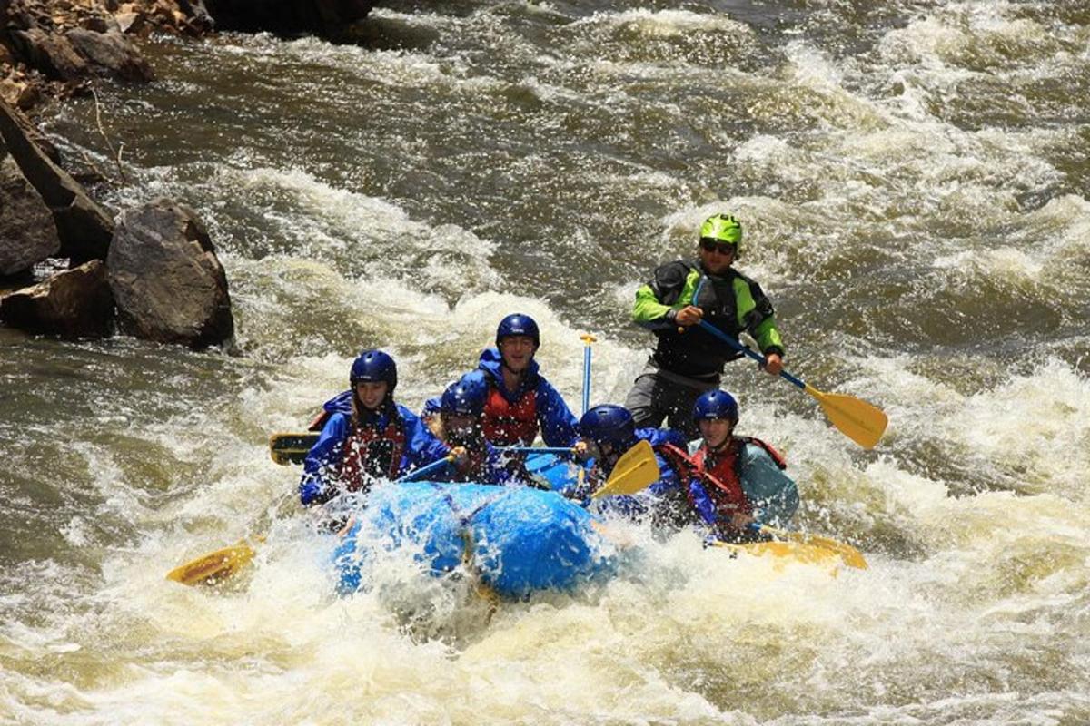 sekumpulan manusia dalam rakit di sungai
