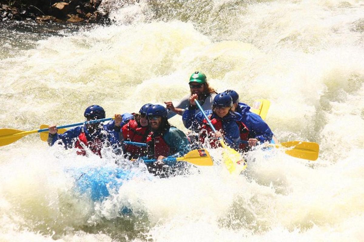 sekumpulan orang di atas rakit di sungai