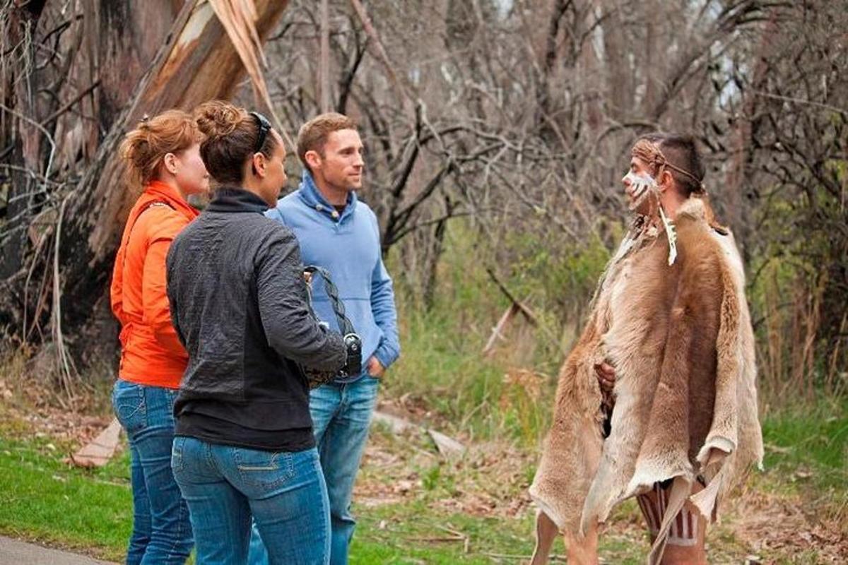 un gruppo di persone in piedi attorno a un uomo in costume da orso