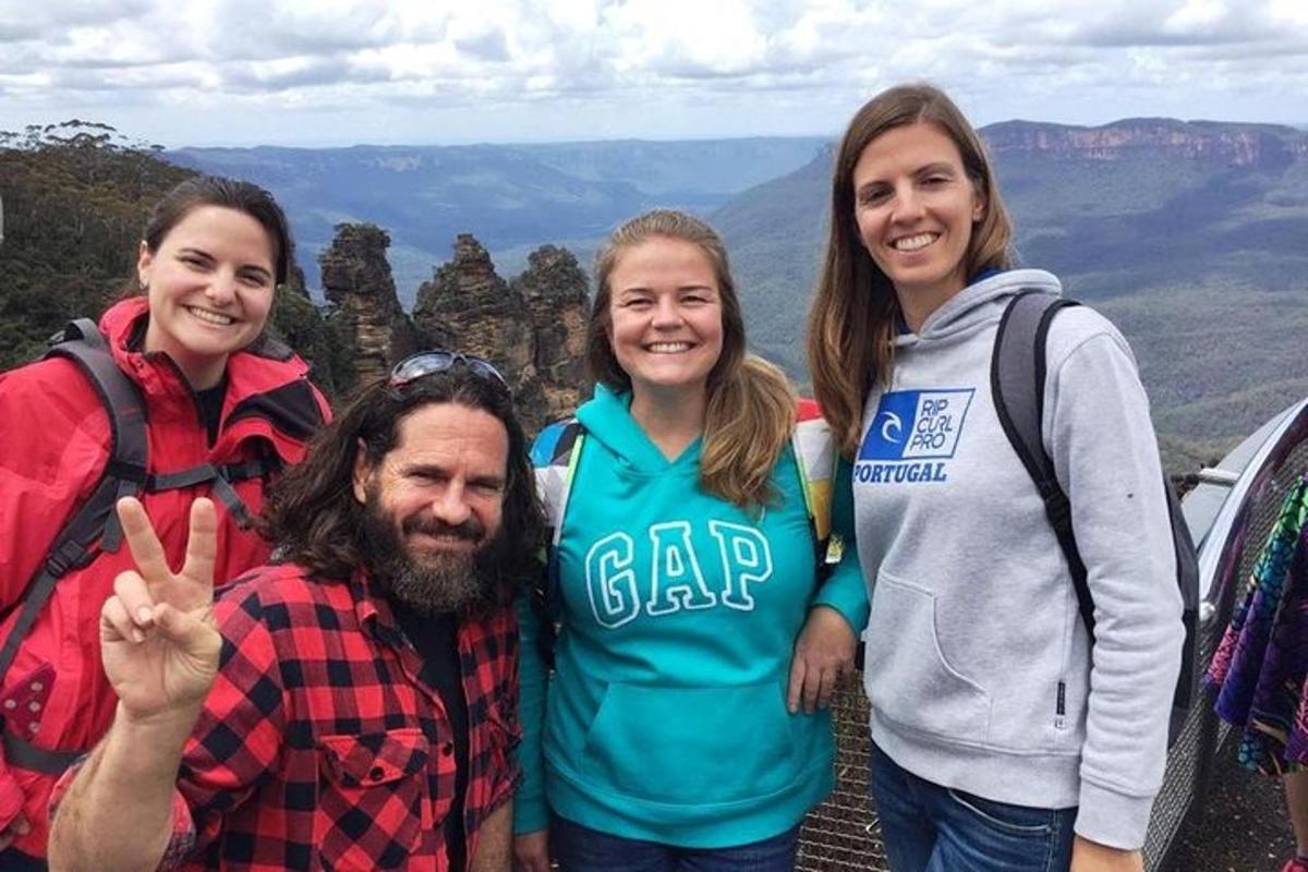 un gruppo di persone in posa per una foto alle Blue Mountains