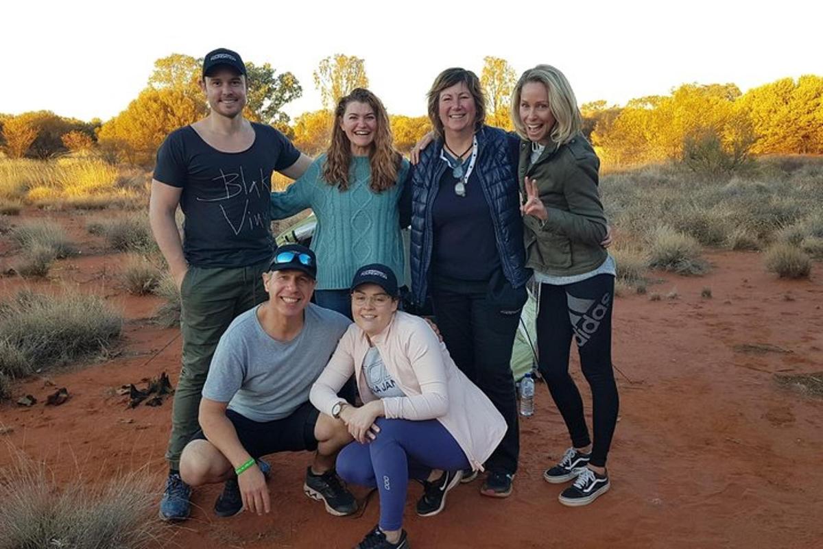 un gruppo di persone in posa per una foto nel deserto