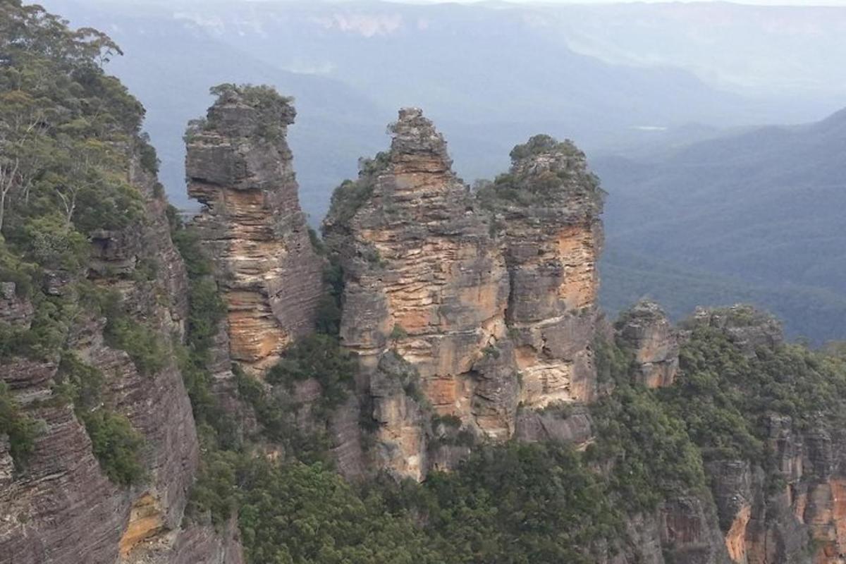 un gruppo di formazioni rocciose nelle montagne