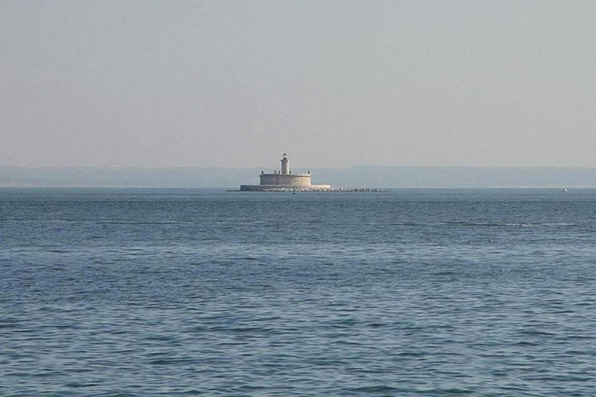 un far al mig d'una gran massa d'aigua