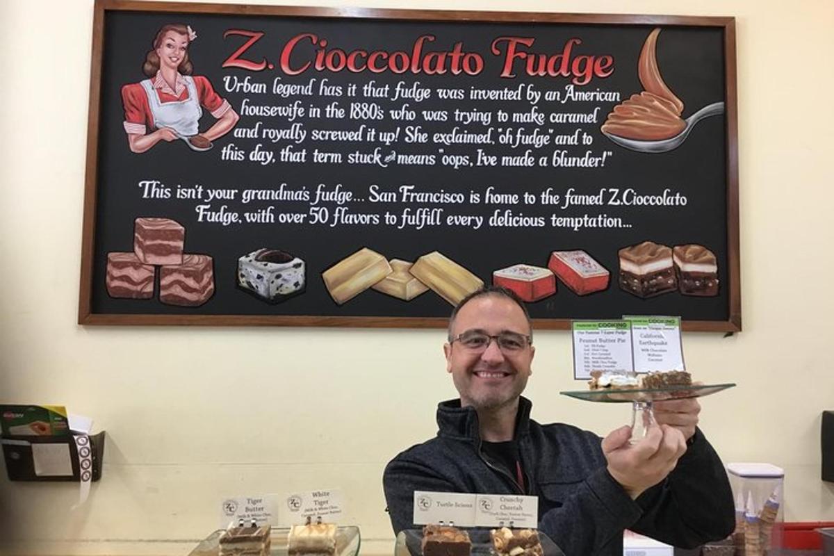 muž držící talíř čokoládové polevy
