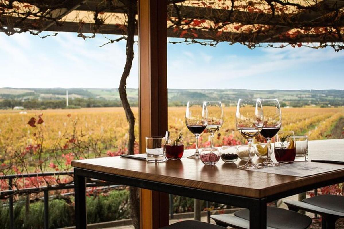 un tavolo con bicchieri da vino e una vista su un campo