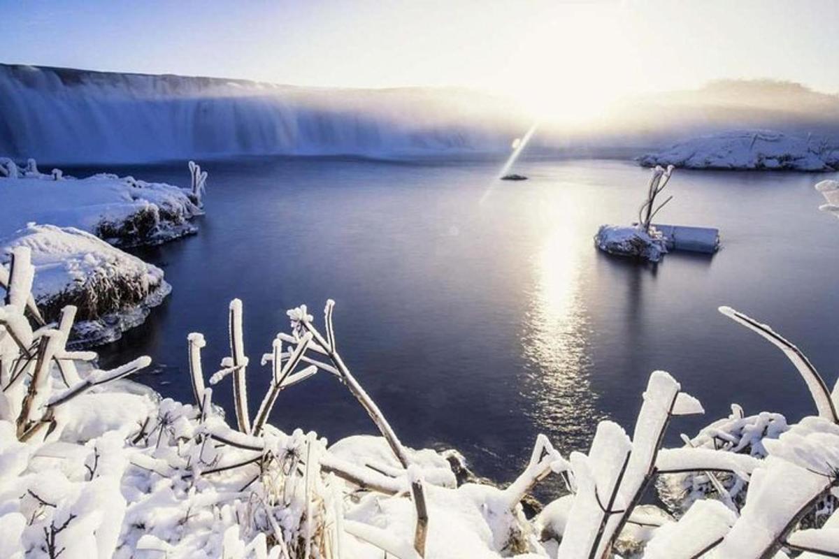 Una vista de un cuerpo de agua con nieve.