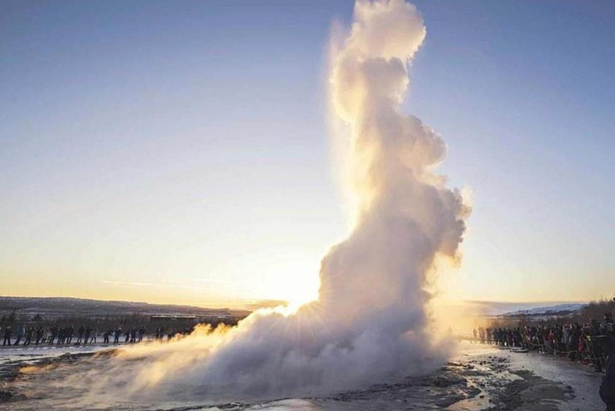 isang pagsabog ng geyser sa gitna ng isang bukid