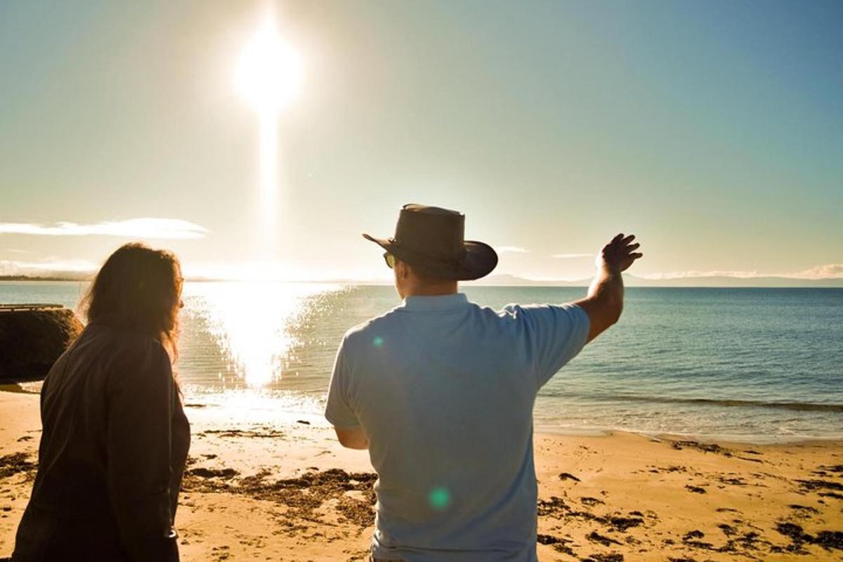 Un hombre y una mujer de pie en la playa